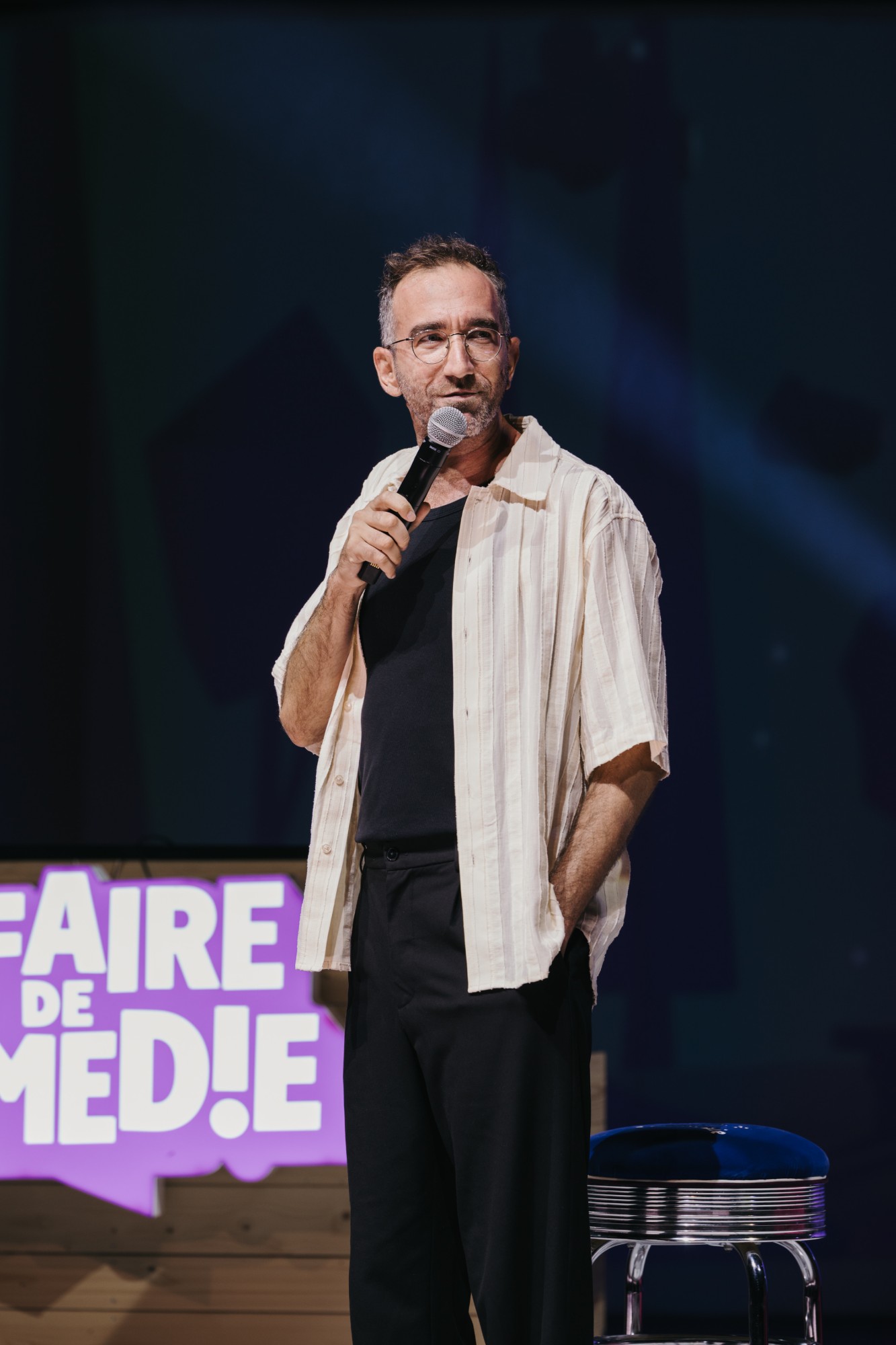 Bedou au micro devant le logo Affaire de Comédie